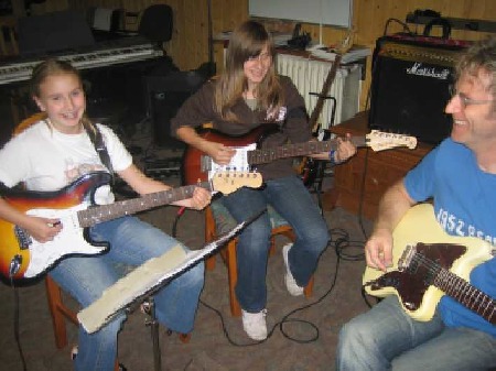 Bernd Göke beim Gitarrenunterricht